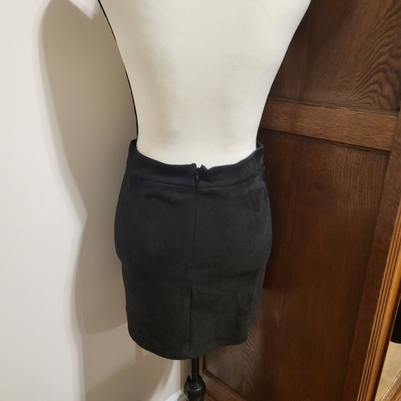 Pretty Soft L.I.A Black Faux Suede Midwaisted Lace-Up Mini Skirt Like New! - Picture 6 of 7